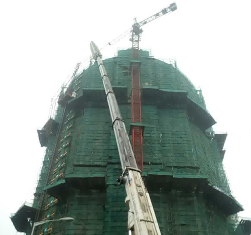 雨山吊车在工地上作业